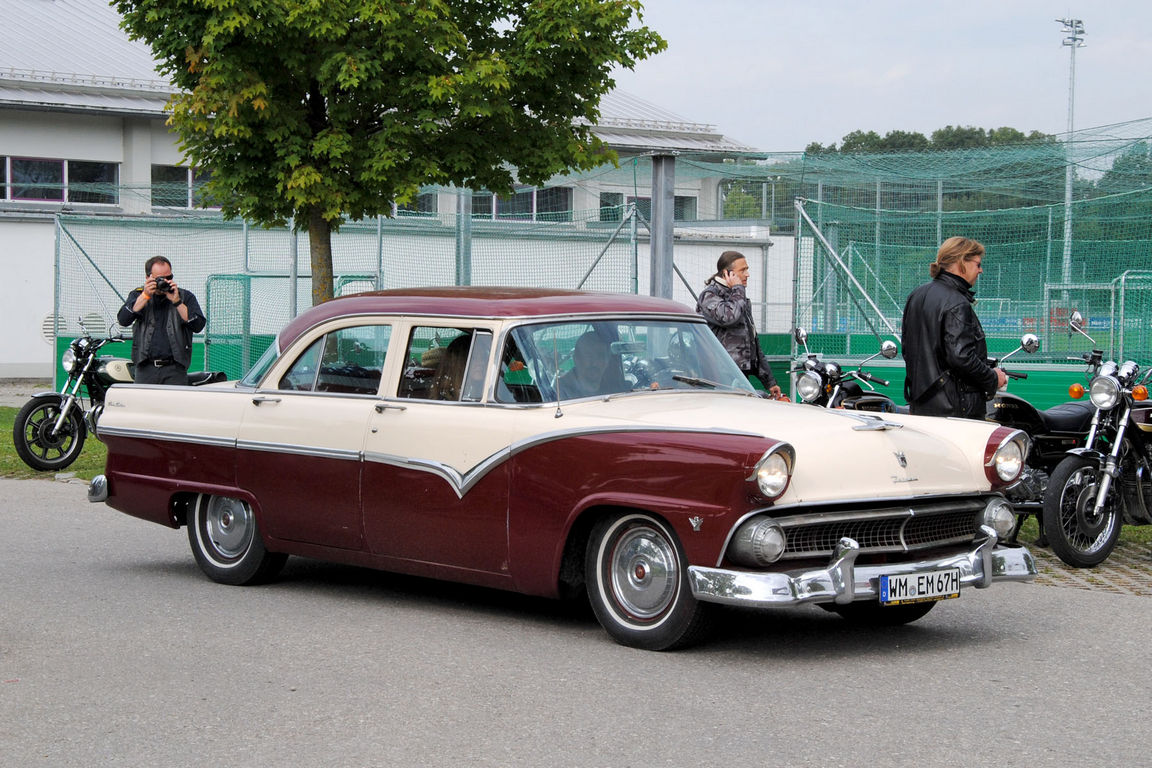 1955-Ford-Fairlane-Town-Sedan