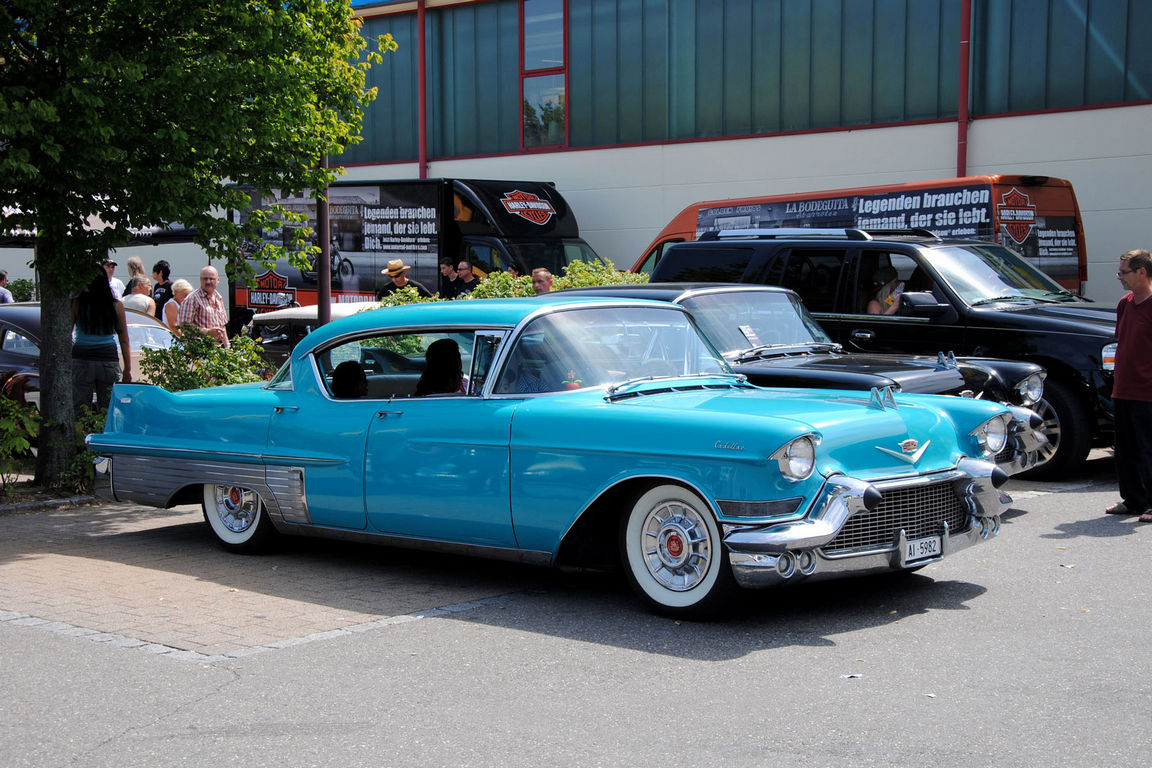 1957-Cadillac-60-Special-Fleetwood